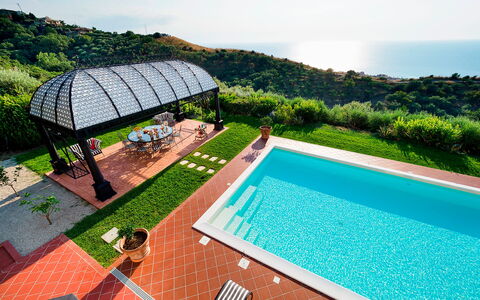 Villa Ester - Capo D'orlando, Sicilia: Wasser, Eigentum, Pflanze, Himmel, Gebäude, Natur, Azurblau, Schwimmbad, Gartenmöbel, Baum