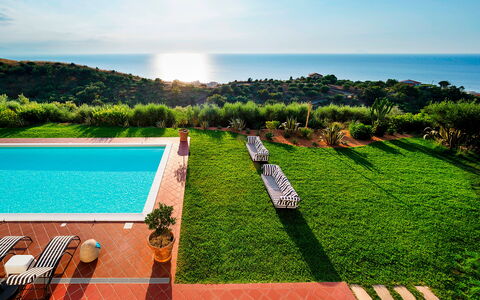 Villa Ester - Capo D'orlando, Sicilia: Himmel, Wasser, Eigentum, Pflanze, Baum, Wolke, Schwimmbad, Gras, Natürliche Landschaft, Freizeit