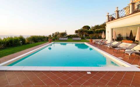 Villa Ester - Capo D'orlando, Sicilia: Wasser, Pflanze, Gebäude, Himmel, Eigentum, Schwimmbad, Fenster, Azurblau, Rechteck, Interior Design