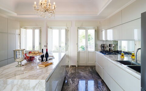 Villa Ester - Capo D'orlando, Sicilia: Cabinetry, Eigentum, Countertop, Möbel, Weiss, Tabelle, Sinken, Küche, Fenster, Zapfhahn