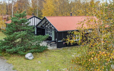 Gudrund - 250M from the Sea: Dach, Haus, Zuhause, Hütte, Tür, Abstellgleis, Deck, Veranda, Planke, Hartholz