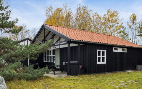 Gudrund - 250M from the Sea: Dach, Haus, Zuhause, Hütte, Tür, Abstellgleis, Deck, Veranda, Planke, Hartholz
