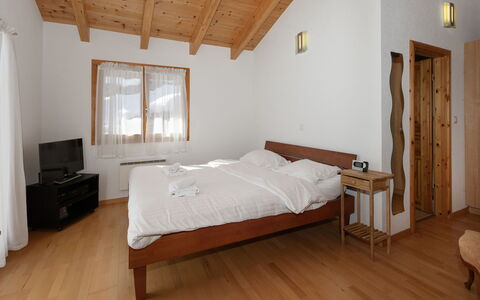 Orchidée: Holz, Decke, Bett, Schlafzimmer, Bettdecke, Zuhause, Bettrahmen, Bedding, Tür, Zimmer