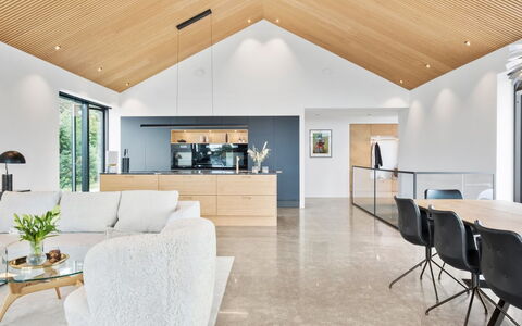 Ilja - 800M from the Sea: Interior Design, Flooring, Decke, Fussboden, Möbel, Wohnzimmer, Stuhl, Natürliches Material, Light Fixture, Holzboden