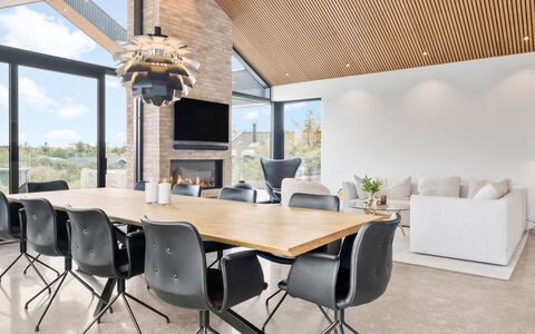 Ilja - 800M from the Sea: Interior Design, Holz, Decke, Flooring, Möbel, Fussboden, Beleuchtung, Light Fixture, Stuhl, Wohnzimmer