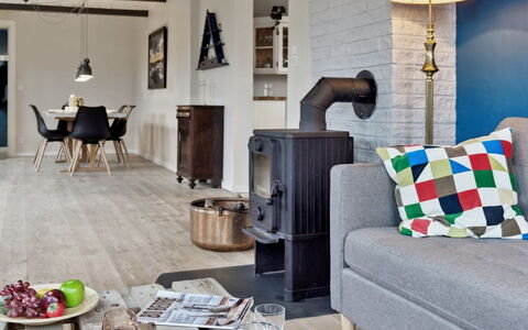 Hughlek - 1.5Km from the Sea: Möbel, Flooring, Interior Design, Fussboden, Holz, Wohnzimmer, Holzboden, Zuhause, Zimmer, Beleuchtung