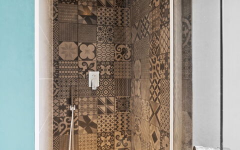 Hughlek - 1.5Km from the Sea: Flooring, Fussboden, Armatur, Interior Design, Fliese, Braun, Badezimmer, Installation, Mosaik