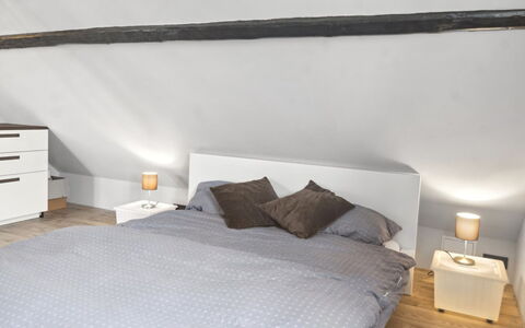 Hughlek - 1.5Km from the Sea: Bett, Möbel, Schlafzimmer, Bedding, Bettdecke, Interior Design, Flooring, Holz, Fussboden, Linens