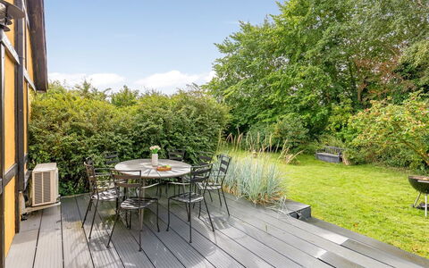 Hughlek - 1.5Km from the Sea: Holz, Gartenmöbel, Garten, Grundstueck, Möbel, Deck, Tisch Im Freien, Holzboden, Stuhl