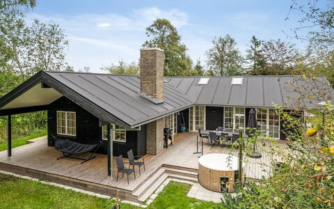 Babara - 350M from the Sea: Holz, Zuhause, Veranda, Deck, Hartholz, Dach, Holzbeize, Holzboden, Eco Hotel