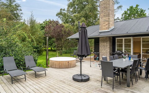 Babara - 350M from the Sea: Holz, Zuhause, Veranda, Deck, Hartholz, Dach, Holzbeize, Holzboden, Eco Hotel