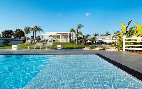 Casa Biancoverde - Marsala, Sicilia: Wasser, Himmel, Pflanze, Daytime, Eigentum, Schwimmbad, Azurblau, Baum, Schatten, Freizeit