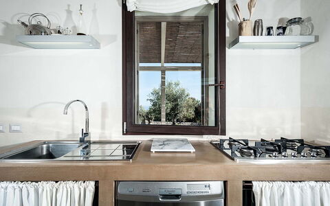Isolina Bianca - Scicli, Sicilia: Countertop, Cabinetry, Spüle, Zapfhahn, Eigentum, Möbel, Weiss, Sinken, Küche, Produkt