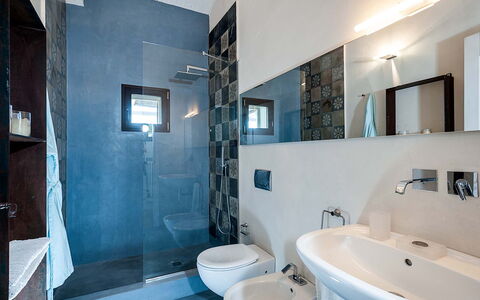 Isolina Bianca - Scicli, Sicilia: Armatur, Spiegel, Zapfhahn, Sinken, Eigentum, Lila, Badezimmer, Azurblau, Bad Sink, Interior Design