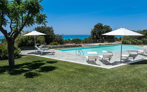 Isolina Bianca - Scicli, Sicilia: Wasser, Pflanze, Himmel, Baum, Schwimmbad, Gartenmöbel, Schatten, Sonnenliege, Arecales, Rechteck