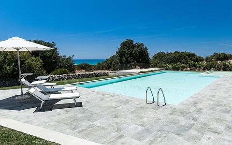 Isolina Bianca - Scicli, Sicilia: Wasser, Himmel, Schwimmbad, Pflanze, Azurblau, Rechteck, Gartenmöbel, Sonnenliege, Baum, Schatten