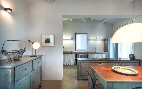 Isolina Rossa - Scicli, Sicilia: Tabelle, Möbel, Cabinetry, Interior Design, Holz, Küche, Flooring, Fussboden, Schublade, Hartholz