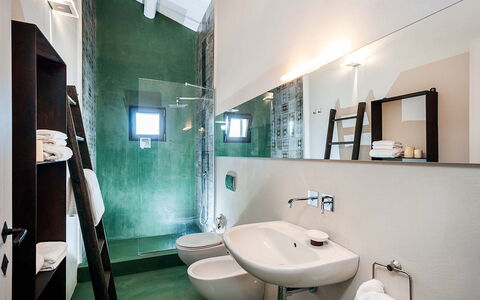 Isolina Rossa - Scicli, Sicilia: Spiegel, Armatur, Zapfhahn, Sinken, Badezimmer, Lila, Beleuchtung, Bad Sink, Interior Design