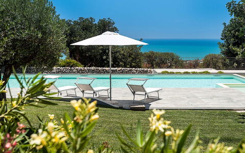 Isolina Rossa - Scicli, Sicilia: Wasser, Blume, Pflanze, Eigentum, Himmel, Botanik, Natur, Azurblau, Schwimmbad, Baum