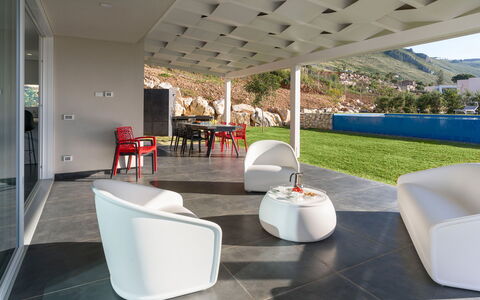 Villa Cinema - Castellammare Del Golfo, Sicilia: Möbel, Tabelle, Stuhl, Interior Design, Gartenmöbel, Pflanze, Schatten, Flooring, Fussboden, Wohnzimmer