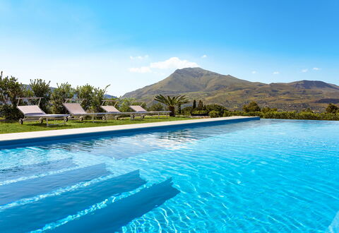 Villa Cinema - Castellammare Del Golfo, Sicilia: Wasser, Himmel, Pflanze, Wolke, Schwimmbad, Natur, Baum, Natürliche Landschaft, Berg, Landschaft