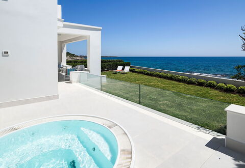 Mariposa - Fontane Bianche, Sicilia: Wasser, Himmel, Eigentum, Gebäude, Azurblau, Pflanze, Schwimmbad, Schatten, Freizeit, Aqua