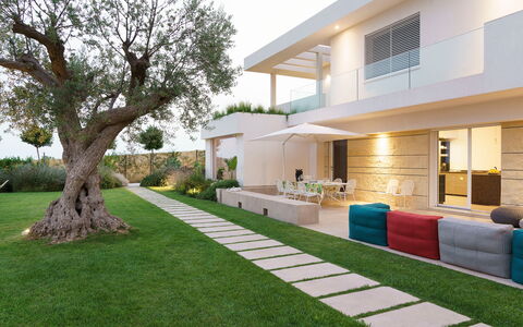 Splendida - Modica, Sicilia: Himmel, Pflanze, Eigentum, Gebäude, Fenster, Baum, Tür, Schatten, Grundstueck, Interior Design