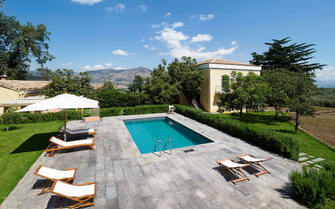 Villa Tranquilla - Randazzo, Sicilia: Himmel, Wolke, Pflanze, Wasser, Eigentum, Schwimmbad, Azurblau, Baum, Gartenmöbel, Regenschirm