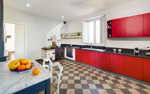Villa Tranquilla - Randazzo, Sicilia: Möbel, Countertop, Cabinetry, Küche, Orange, Interior Design, Flooring, Holz, Fussboden, Herd