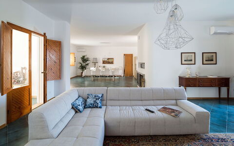 Villa Chiara - Paceco, Sicilia: Couch, Möbel, Eigentum, Bilderrahmen, Tabelle, Interior Design, Dekoration, Wohnzimmer, Pflanze, Fussboden