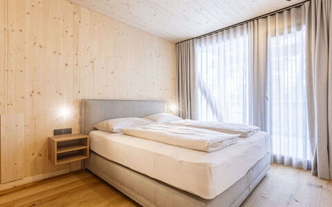 Turracher Höhe 160: Decke, Zimmer, Hartholz, Schlafzimmer, Holzbeize, Holzboden, Planke, Hotel