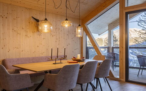 Turracher Höhe 160: Holz, Interior Design, Möbel, Decke, Light Fixture, Leuchter, Stuhl, Esszimmer, Küche & Esszimmer Tisch, Hartholz