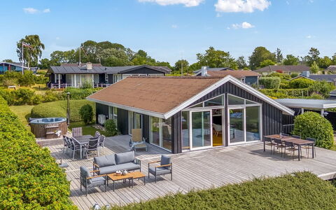 Majken - 225M from the Sea: Zuhause, Dach, Estate, Veranda, Hütte, Schatten, Garten, Landscaping, Design, Garten