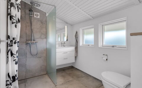 Majken - 225M from the Sea: Flooring, Armatur, Fussboden, Badezimmer, Decke, Interior Design, Installation, Zapfhahn, Sinken, Badezimmerschrank