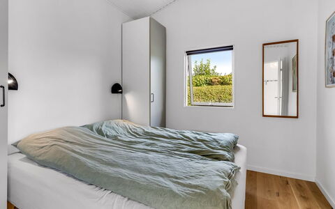 Majken - 225M from the Sea: Wand, Holz, Decke, Interior Design, Schlafzimmer, Fussboden, Flooring, Bett, Bettdecke, Zimmer