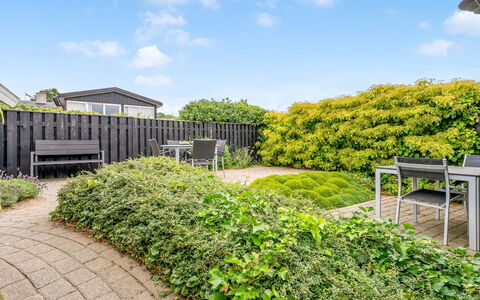 Majken - 225M from the Sea: Strauch, Garten, Ground, Hecke, Landscaping, Schatten, Rasen, Estate, Garten, Walkway
