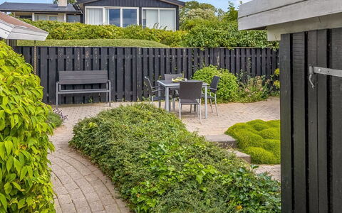 Majken - 225M from the Sea: Strauch, Garten, Ground, Hecke, Rasen, Schatten, Landscaping, Hinterhof, Garten, Walkway