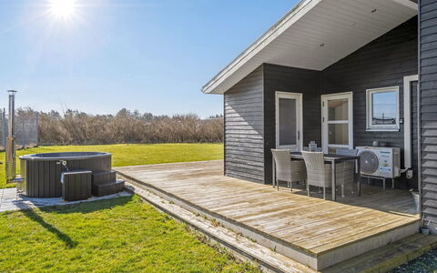Rudy - 800M from the Sea: Decke, Flooring, Interior Design, Fussboden, Verbundwerkstoff, Möbel, Resort, Hotel, Design, Daylighting