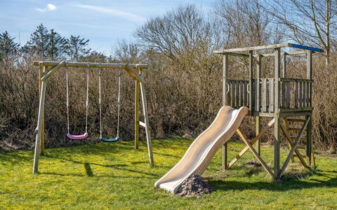 Rudy - 800M from the Sea: Decke, Flooring, Interior Design, Fussboden, Verbundwerkstoff, Möbel, Resort, Hotel, Design, Daylighting