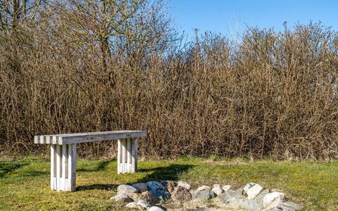 Rudy - 800M from the Sea: Decke, Flooring, Interior Design, Fussboden, Verbundwerkstoff, Möbel, Resort, Hotel, Design, Daylighting