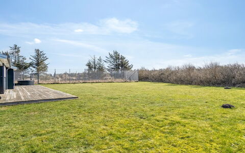 Rudy - 800M from the Sea: Decke, Flooring, Interior Design, Fussboden, Verbundwerkstoff, Möbel, Resort, Hotel, Design, Daylighting