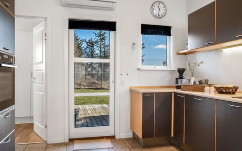 Rudy - 800M from the Sea: Küche, Küchengerät, Countertop, Major Appliance, Interior Design, Flooring, Holz, Cabinetry, Möbel, Fussboden