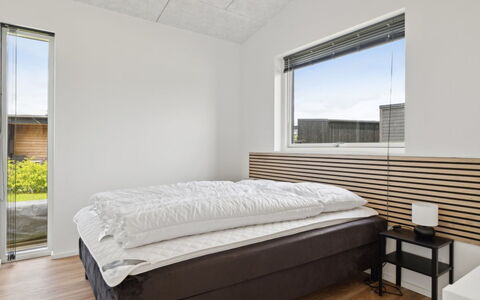 Nissine - 300M from the Sea: Holz, Decke, Interior Design, Schlafzimmer, Fussboden, Bett, Zimmer, Bettrahmen, Bedding, Hartholz