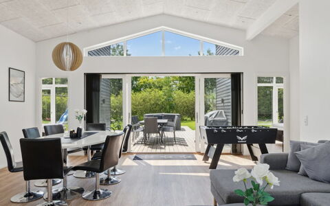 Nissine - 300M from the Sea: Möbel, Interior Design, Couch, Flooring, Decke, Holz, Fussboden, Wohnzimmer, Zuhause, Beleuchtung