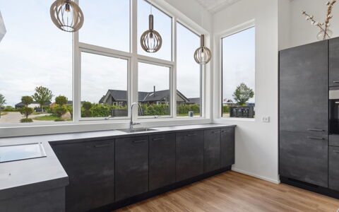Nissine - 300M from the Sea: Flooring, Interior Design, Holz, Fussboden, Decke, Küche, Countertop, Cabinetry, Beleuchtung, Möbel
