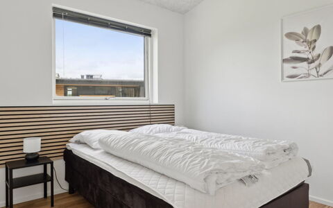 Nissine - 300M from the Sea: Schlafzimmer, Bett, Holz, Interior Design, Bettdecke, Bedding, Decke, Bettrahmen, Fussboden, Zimmer