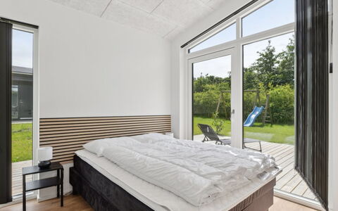 Nissine - 300M from the Sea: Decke, Schlafzimmer, Bett, Hartholz, Design, Planke, Daylighting, Bettrahmen, Bedding, Holzboden