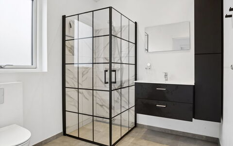 Nissine - 300M from the Sea: Flooring, Interior Design, Fussboden, Glas, Fliese, Tür, Duschtür, Badezimmer, Armatur