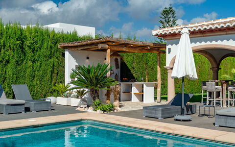 Villa Sanmar: Flooring, Schlafzimmer, Bedding, Bett, Bettrahmen, Linens, Bettdecke, Hartholz, Matratze, Holzboden