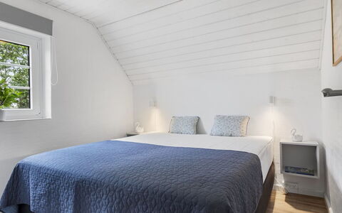 Krok - 1.2Km from the Sea: Holz, Flooring, Fussboden, Interior Design, Decke, Möbel, Zuhause, Schlafzimmer, Bett, Holzboden